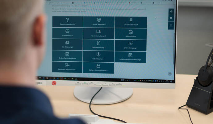 Das Land hat mit seinem Serviceportal (www.service-bw.de) eine zentrale Infrastruktur etabliert, die von den einzelnen Landratsämtern genutzt werden kann. Aktuell kann man zum Beispiel den Antrag auf Wohngeld im Enzkreis komplett online stellen. Das Land hat mit seinem Serviceportal (www.service-bw.de) eine zentrale Infrastruktur etabliert, die von den einzelnen Landratsämtern genutzt werden kann. Aktuell kann man zum Beispiel den Antrag auf Wohngeld im Enzkreis komplett online stellen.