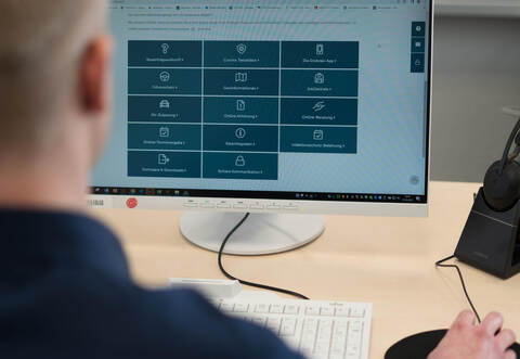 Das Land hat mit seinem Serviceportal (www.service-bw.de) eine zentrale Infrastruktur etabliert, die von den einzelnen Landratsämtern genutzt werden kann. Aktuell kann man zum Beispiel den Antrag auf Wohngeld im Enzkreis komplett online stellen.