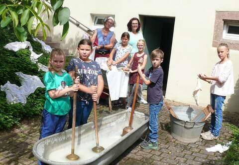 Mit großem Eifer Wäsche wie zu „Uromas Zeiten“ waschen – das können auch dieses Jahr wieder Kinder bei den Neulinger Ferientagen vor der Waschküche des Heimatmuseums Nußbaum. Elvira Knothe (mit Stirnband), Vorsitzende des Heimatvereins, und ihre Stellvertreterin Heidi Bange (rechts daneben), werden die Kinder in die Materie einweisen.