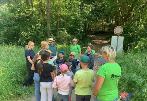 Fast ein Dutzend Kinder sind am Dienstag zu Forschern geworden.