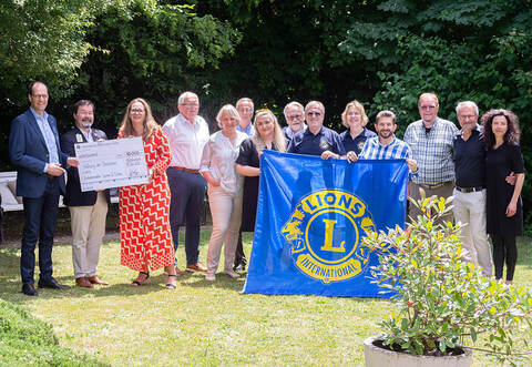 Mathias von Mackensen übergab die Spende an den Stiftungsratsvorsitzenden Michael Pap, mit Valerie Wolf (von links).