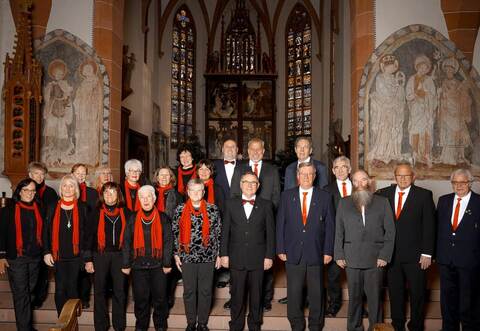 Großer Klangkörper: So sieht der Projektchor des Ersinger Gesangvereins aus, als er zu Weihnachten ein Kirchenkonzert in Tiefenbronn gibt.
