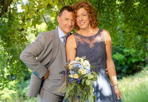 Eingebettet in sattes Grün: Birgit und Oliver Mertens.