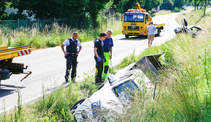 Bei einem Unfall im Gegenverkehr auf der L611 zwischen Königsbach und Stein kollidierten ein Isuzu-Pickup und ein Mini Cooper. Beide Autos landeten im Straßengraben.