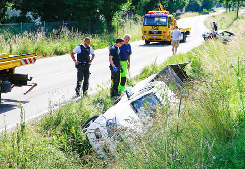Bei einem Unfall im Gegenverkehr auf der L611 zwischen Königsbach und Stein kollidierten ein Isuzu-Pickup und ein Mini Cooper. Beide Autos landeten im Straßengraben.