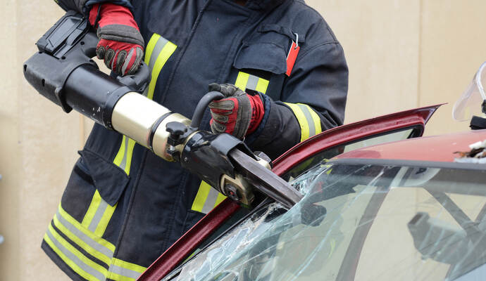 Der Fahrer musste mit Rettungsschere aus seinem Fahrzeug herausgeschnitten werden. Der Fahrer musste mit Rettungsschere aus seinem Fahrzeug herausgeschnitten werden.