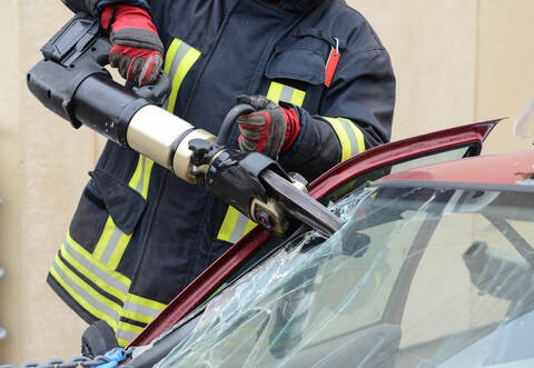 Der Fahrer musste mit Rettungsschere aus seinem Fahrzeug herausgeschnitten werden.