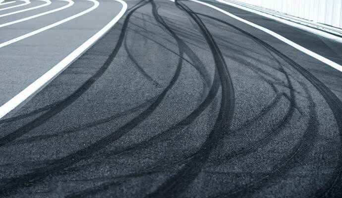 Unter Alkoholeinfluss fuhr ein Autofahrer in Calw gegen einen Baum. Abstract texture surface and background of car tire drift skid mark on road race track, Black tire mark on street race track, Au
