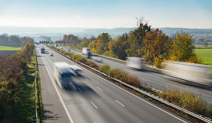 Ab Samstag, 17. Juni, gibt es ab circa 7 Uhr wieder drei Fahrstreifen in Fahrtrichtung Karlsruhe. Autobahn in Deutschland mit Verkehr