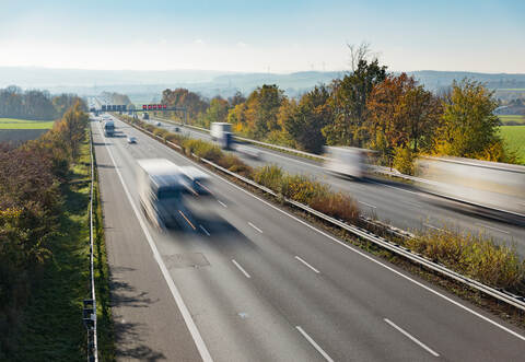 Autobahn in Deutschland mit Verkehr