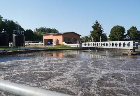 Die Königsbacher Kläranlage bekommt eine vierte Reinigungsstufe. Einen millionensc hweren Auftrag dafür hat der Abwasserverband nun vergeben.