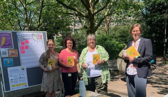 F leißige Helferinnen: Die Auszubildende Jane Rosenbauer (von links), die beiden Infektionsschutz-Mitarbeiterinnen Annegret Baumgarten und Annette Ulbrich sowie die Leiterin des G esundheitsamts, Brigitte Joggerst, klären an der Bahnhofstraße in Pforzhei m über den richtigen Schutz vor Hitze auf. F leißige Helferinnen: Die Auszubildende Jane Rosenbauer (von links), die beiden Infektionsschutz-Mitarbeiterinnen Annegret Baumgarten und Annette Ulbrich sowie die Leiterin des G esundheitsamts, Brigitte Joggerst, klären an der Bahnhofstraße in Pforzhei m über den richtigen Schutz vor Hitze auf.
