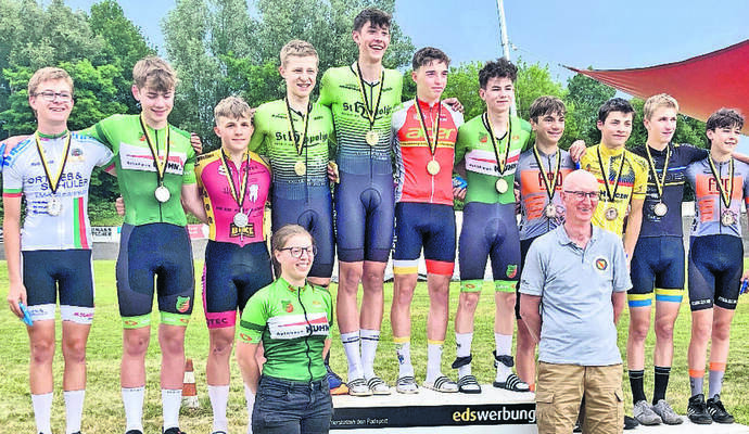 RSV-Radsportler Marvin Witt (Dritter von links) wurde mit dem Team Baden II baden-württembergischer Vizemeister in der Mannschaftsverfolgung. RSV-Radsportler Marvin Witt (Dritter von links) wurde mit dem Team Baden II baden-württembergischer Vizemeister in der Mannschaftsverfolgung.