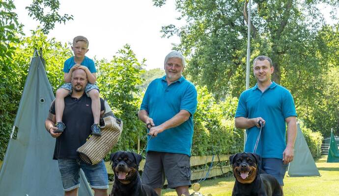 Die Siegert beim Wanderpokal des deutsch-italienischen Freundeskreises Neulingen/Rubiera : Pascal Märkle mit „Holly“ (von rechts) und Harald Menzemer mit „Zadok“. Links im Bild Schutzdiensthelfer Philipp Menzemer und Glücksfee Yannik. Die Siegert beim Wanderpokal des deutsch-italienischen Freundeskreises Neulingen/Rubiera : Pascal Märkle mit „Holly“ (von rechts) und Harald Menzemer mit „Zadok“. Links im Bild Schutzdiensthelfer Philipp Menzemer und Glücksfee Yannik.