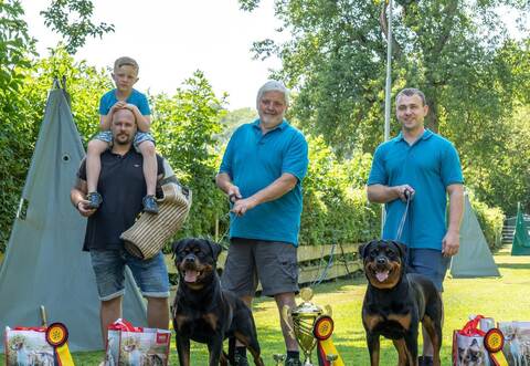Die Siegert beim Wanderpokal des deutsch-italienischen Freundeskreises Neulingen/Rubiera : Pascal Märkle mit „Holly“ (von rechts) und Harald Menzemer mit „Zadok“. Links im Bild Schutzdiensthelfer Philipp Menzemer und Glücksfee Yannik.
