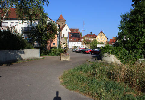 Die Brücke in der Corresstraße über den Erlenbach (rechts vorne) soll durch eine Stahlbrücke ersetzt werden.