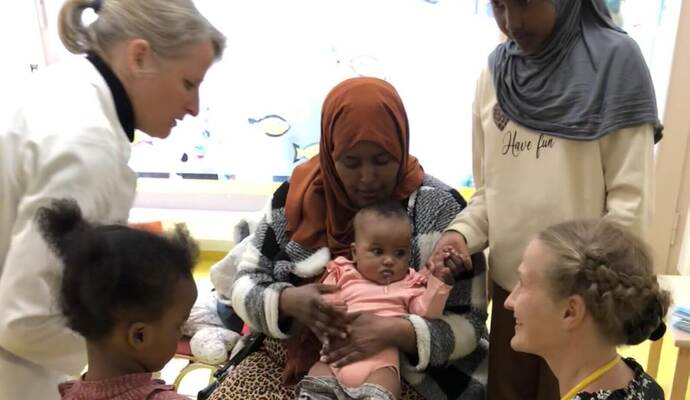 Vertrauen ist der erste Schritt: Die Ärztinnen Kerstin Ladenburger und Buschmann-Prayon (rechts sitzend) beim Impftermin im Familienzentrum Au. Vertrauen ist der erste Schritt: Die Ärztinnen Kerstin Ladenburger und Buschmann-Prayon (rechts sitzend) beim Impftermin im Familienzentrum Au.