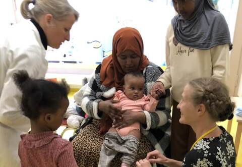 Vertrauen ist der erste Schritt: Die Ärztinnen Kerstin Ladenburger und Buschmann-Prayon (rechts sitzend) beim Impftermin im Familienzentrum Au.
