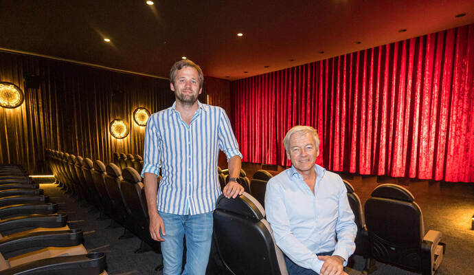 Seit 1947 prägt der Name Geiger die Pforzheimer Kinolandschaft. Michael (rechts) und Nicolas Geiger haben mit dem „Rex“ an der Bahnhofstraße – hier Saal 2 – ein Schmuckstück geschaffen, dem jetzt ihr voller Fokus gilt. Kino Rex Geiger