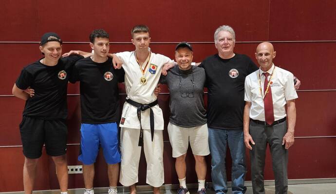 Zeigten bei der DM starke Leistungen: die Kämpfer vom Karate-Zentrum Pforzheim (von links) Daniel Eckert, Rigon Rexha, Vladyslav Dudarenko und Gunnar Wendlandt mit Betreuer Peter Eifried und Kampfrichter Enwe Ferizi.