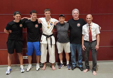 Zeigten bei der DM starke Leistungen: die Kämpfer vom Karate-Zentrum Pforzheim (von links) Daniel Eckert, Rigon Rexha, Vladyslav Dudarenko und Gunnar Wendlandt mit Betreuer Peter Eifried und Kampfrichter Enwe Ferizi.