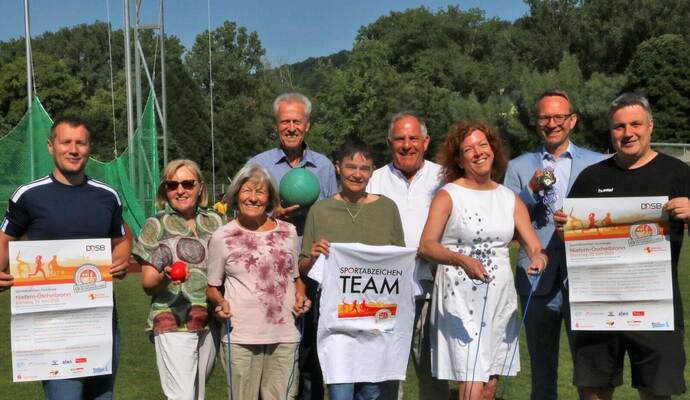 F iebern dem großen Sportabzeichentag in Niefern entgegen: Von links Sportlehrer Juri Pituh von der TSG Niefern, Sportkreis-Ehrenvorsitzende Gudrun Augenstein, TSG-Urgestein Ellen Felkl, Jürgen Kurz von der Sportstiftung, Iris Steffen-Baur und Vorsitzender Henry Wiedemann vom Sportkreis, Nieferns Bürgermeisterin Birgit Förster, Marco Klotz von der Sparkasse und TSG-Geschäftsführer Stefan Ermentraut.