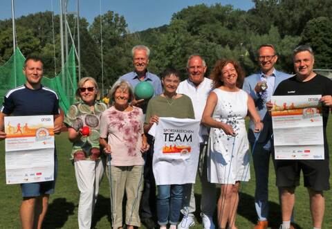 F iebern dem großen Sportabzeichentag in Niefern entgegen: Von links Sportlehrer Juri Pituh von der TSG Niefern, Sportkreis-Ehrenvorsitzende Gudrun Augenstein, TSG-Urgestein Ellen Felkl, Jürgen Kurz von der Sportstiftung, Iris Steffen-Baur und Vorsitzender Henry Wiedemann vom Sportkreis, Nieferns Bürgermeisterin Birgit Förster, Marco Klotz von der Sparkasse und TSG-Geschäftsführer Stefan Ermentraut.