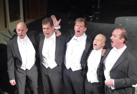 Mit ihrer witzigen Interpretationen der Hits reißen die „Real Comedian Harmonists“ das Publikum im Kurtheater zu Begeisterungsstürmen hin.