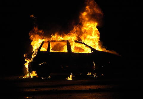 In Calw und Illingen muss die Feuerwehr brennende Fahrzeuge löschen.