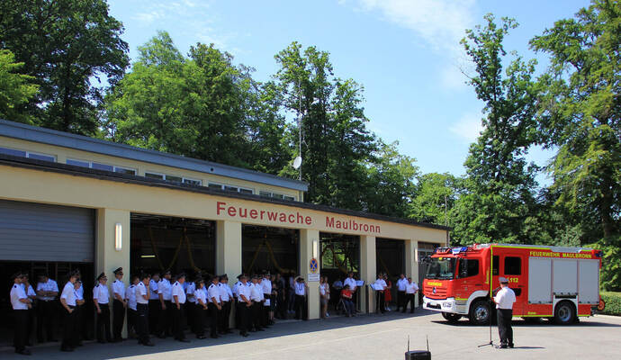 Der Maulbronner Feuerwehrkommandant Martin Gerst (rechts) hält bei der Fahrzeugübergabe in der Feuerwache seine Ansprache.