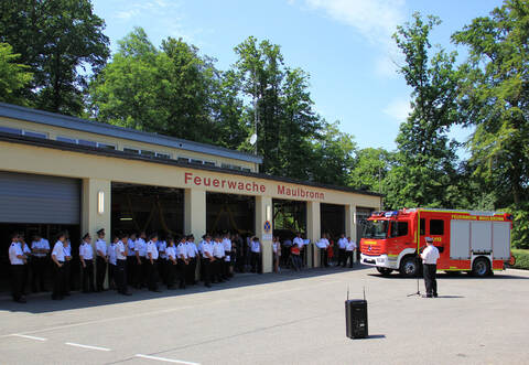 Der Maulbronner Feuerwehrkommandant Martin Gerst (rechts) hält bei der Fahrzeugübergabe in der Feuerwache seine Ansprache.