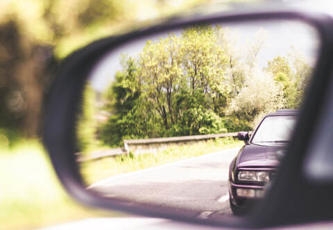 Bei 170 Kilometern pro Stunde nur acht Meter Abstand: Das wird einen Fahrer auf der A8 teuer zu stehen kommen.