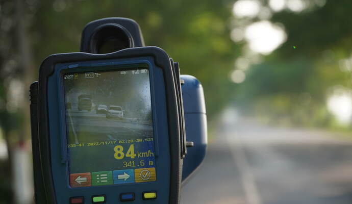 Auf der A8 bei Karlsbad hat die Polizei Geschwindigkeitsmessungen durchgeführt. Auf der A8 bei Karlsbad hat die Polizei Geschwindigkeitsmessungen durchgeführt.