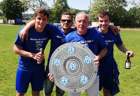 Die Schale darf nicht fehlen! Mit 55 Jahren führte Ralph Augenstein (vorne) als Torwart-Spielertrainer den 1. FC Kieselbronn II zur Meisterschaft in der Kreisklasse C 1 Pforzheim.
