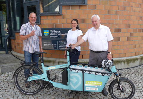 Jörg Soulier (von links) und Teresa Krannich von der Stadtverwaltung Mühlacker und VCD-Landesvorsitzender Matthias Lieb präsentieren das VCD-Lastenrad „Senderblitz“ vor der neuen Verleihstation Rathaus Mühlacker.