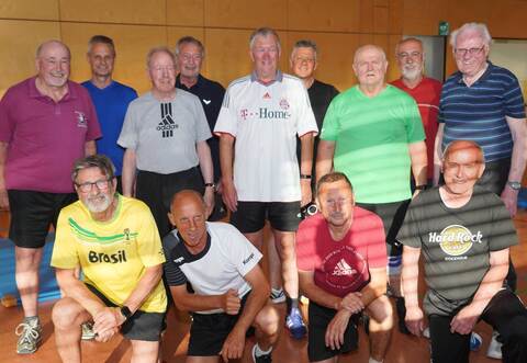 Die Aktiven der Trimm-Dich-Abteilung des Bilfinger Turn- und Sportvereins sind immer noch topfit. Zusammen mit Leiter Erwin Krämer (stehend, Dritter von links) freuen sie sich über das 50-jährige Bestehen der Gruppe.