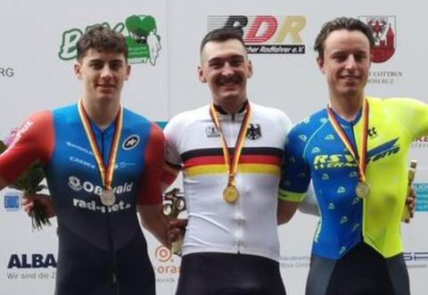 Zwei Radsportler aus Keltern bei der DM auf dem Podest: Im Scratch-Rennen sicherte sich Moritz Augenstein (Mitte) den Titel vor Benjamin Boos. Rechts der Drittplatzierte Calvin Dik aus Hagen.