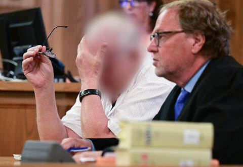 Sechsjährige Tochter musste Sex filmen - Paar vor Gericht