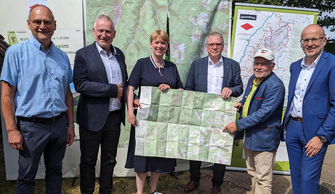 Präsentieren die Karte: Dr. Peter Schäfer (Dezernent Landratsamt Calw), CDU-Landtagsabgeordneter Thomas Blenke, Staatssekretärin Andrea Lindlohr, LGL-Präsident Dieter Ziesel, Meinrad Joos, Präsident des Schwarzwaldvereins und Bürgermeister Markus Wendel (von links). Präsentieren die Karte: Dr. Peter Schäfer (Dezernent Landratsamt Calw), CDU-Landtagsabgeordneter Thomas Blenke, Staatssekretärin Andrea Lindlohr, LGL-Präsident Dieter Ziesel, Meinrad Joos, Präsident des Schwarzwaldvereins und Bürgermeister Markus Wendel (von links).