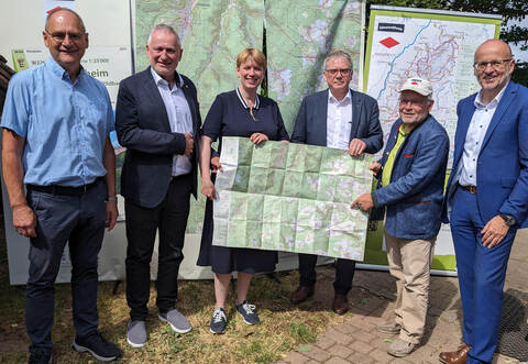 Präsentieren die Karte: Dr. Peter Schäfer (Dezernent Landratsamt Calw), CDU-Landtagsabgeordneter Thomas Blenke, Staatssekretärin Andrea Lindlohr, LGL-Präsident Dieter Ziesel, Meinrad Joos, Präsident des Schwarzwaldvereins und Bürgermeister Markus Wendel (von links).
