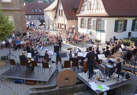 Als der Tag sich dem Ende zuneigt, spielen das Jugend- und das Hauptorchester des Steiner Musikvereins auf dem Marktplatz ein Stück nach dem anderen.
