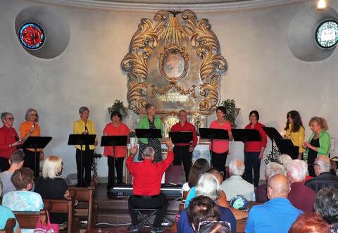 Unter der Leitung von Musikdirektor Alex Rieger verzaubert der Chor Biet Voices das Publikum mit großer Bandbreite. Foto: Kost