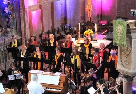 Con-Musica Conweiler und Camerata Pforzheim unter Leiter Bernd Philippsen füllen die Bad Herrenalber Klosterkirche mit ihrer Musik.