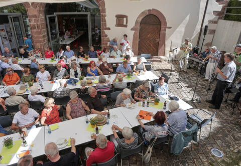 Bei den Zehntscheune Open Air spielt die „Dampfhammer Jazzband“ aus Pforzheim.