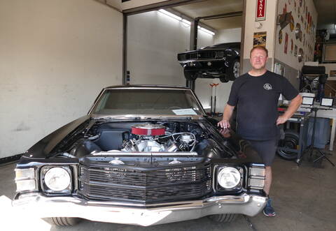 Der Werkstattleiter der Gatran Garage in Wimsheim, Oliver Feigenbaum, ist von alten US-Oldtimern begeistert: hier mit einem Chevrolet Camara aus dem Jahr 1969.