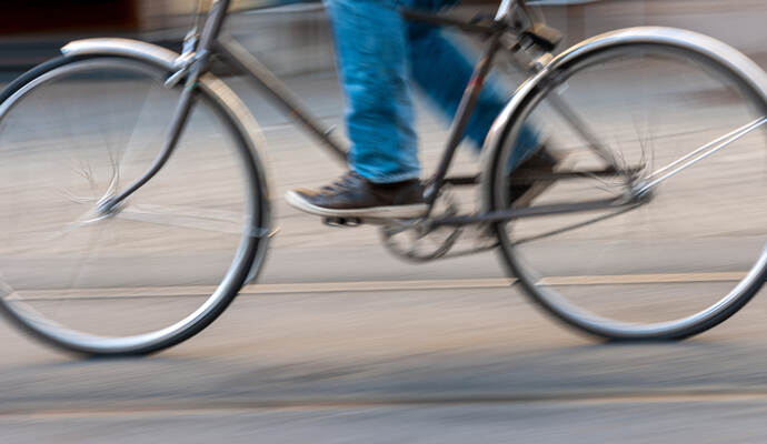 Der Gesuchte saß auf einem auffällig roten Fahrrad, einer Art Mountainbike, das unterhalb des Lenkers weiß lackiert war und eine schwarze Gabel hatte. Der Gesuchte saß auf einem auffällig roten Fahrrad, einer Art Mountainbike, das unterhalb des Lenkers weiß lackiert war und eine schwarze Gabel hatte.