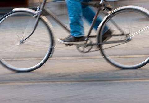 Der Gesuchte saß auf einem auffällig roten Fahrrad, einer Art Mountainbike, das unterhalb des Lenkers weiß lackiert war und eine schwarze Gabel hatte.