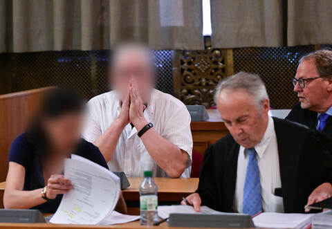 Sechsjährige Tochter musste Sex filmen - Paar vor Gericht