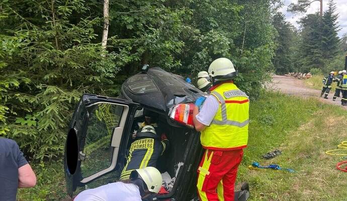 Bei einem Verkehrsunfall in Schömberg wurde eine Frau im Auto eingeklemmt. Bei einem Verkehrsunfall in Schömberg wurde eine Frau im Auto eingeklemmt.