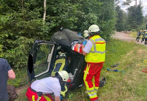 Bei einem Verkehrsunfall in Schömberg wurde eine Frau im Auto eingeklemmt.